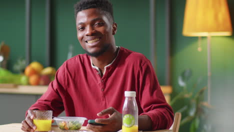 Porträt-Eines-Glücklichen-Schwarzen-Mannes-Mit-Gesundem-Essen-Zum-Mittagessen